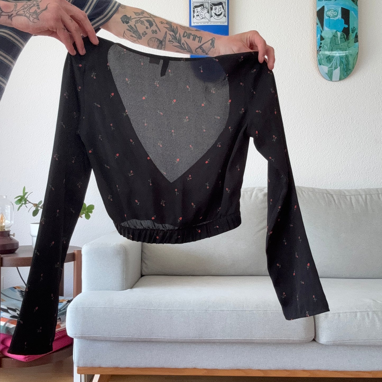 Schwarze Bluse mit roten Rosen