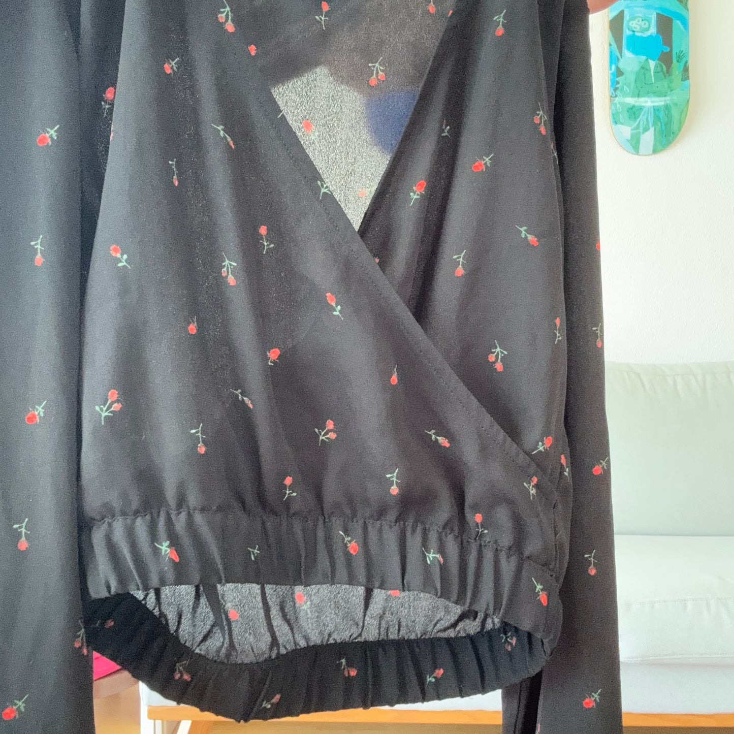 Schwarze Bluse mit roten Rosen