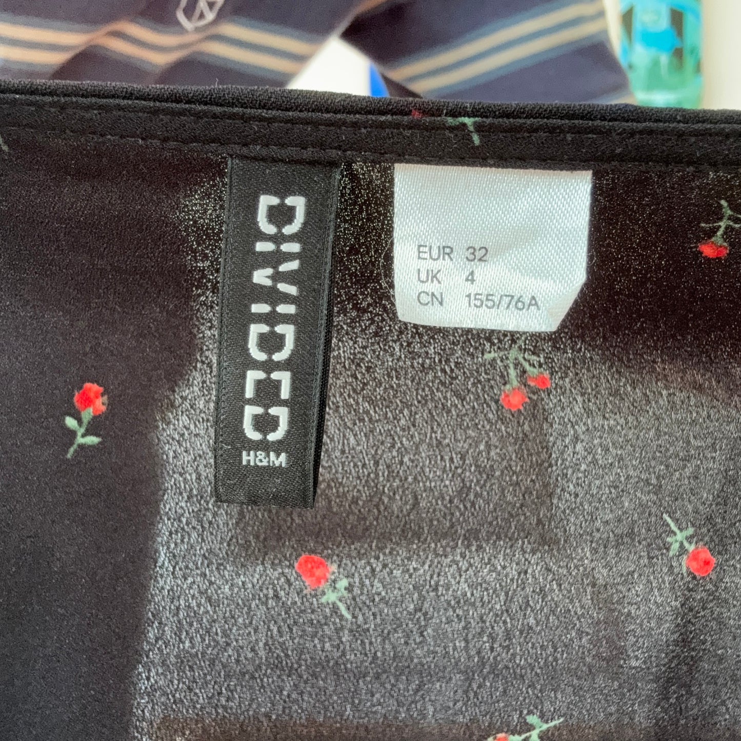Schwarze Bluse mit roten Rosen
