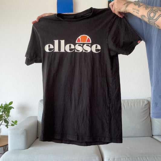Schwarzes ellesse-Shirt