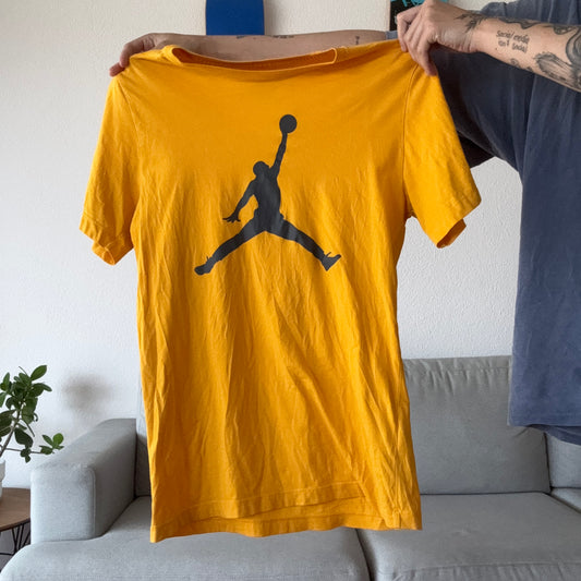 Gelbes Jordan-Shirt