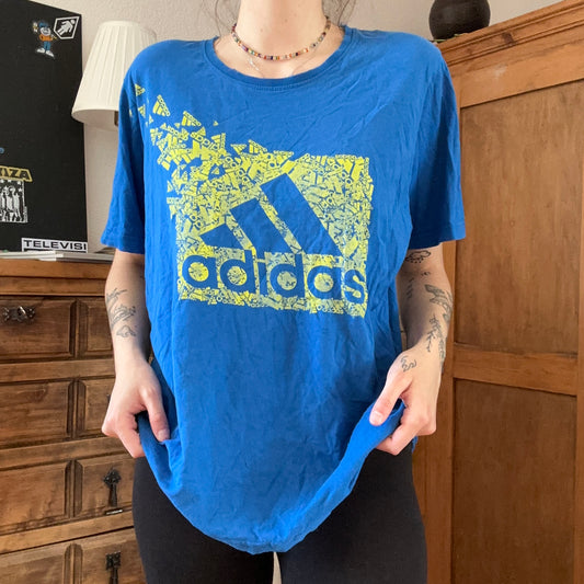 Blaues Adidas-Shirt