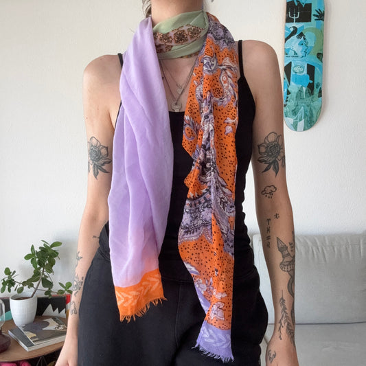 Lila, orange und grüner Schal