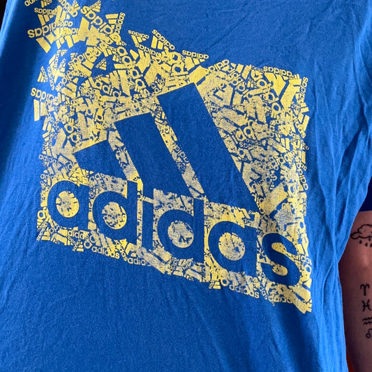 Blaues Adidas-Shirt