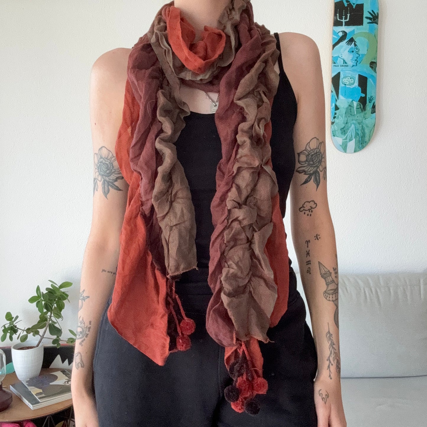 Oranger und brauner Schal