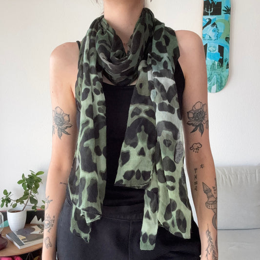 Grüner Schal mit Leopardenmuster