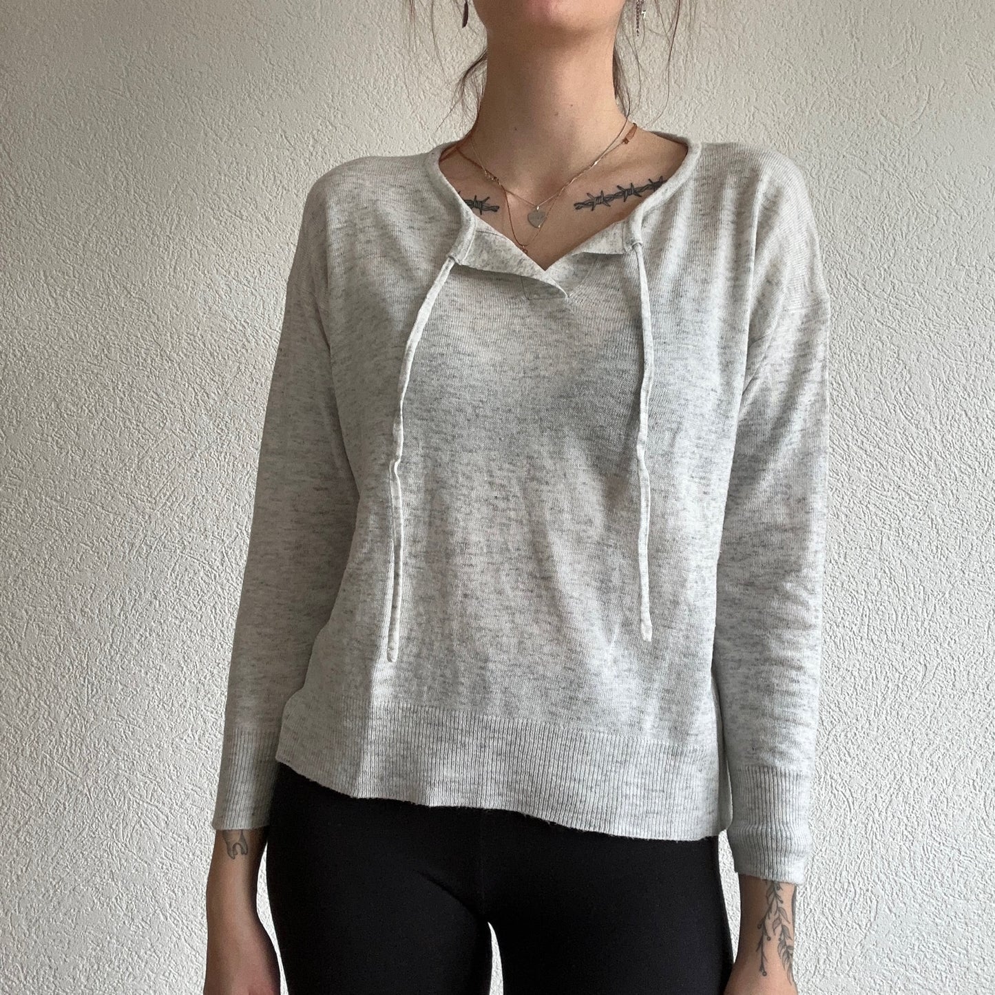 Pull en tricot gris