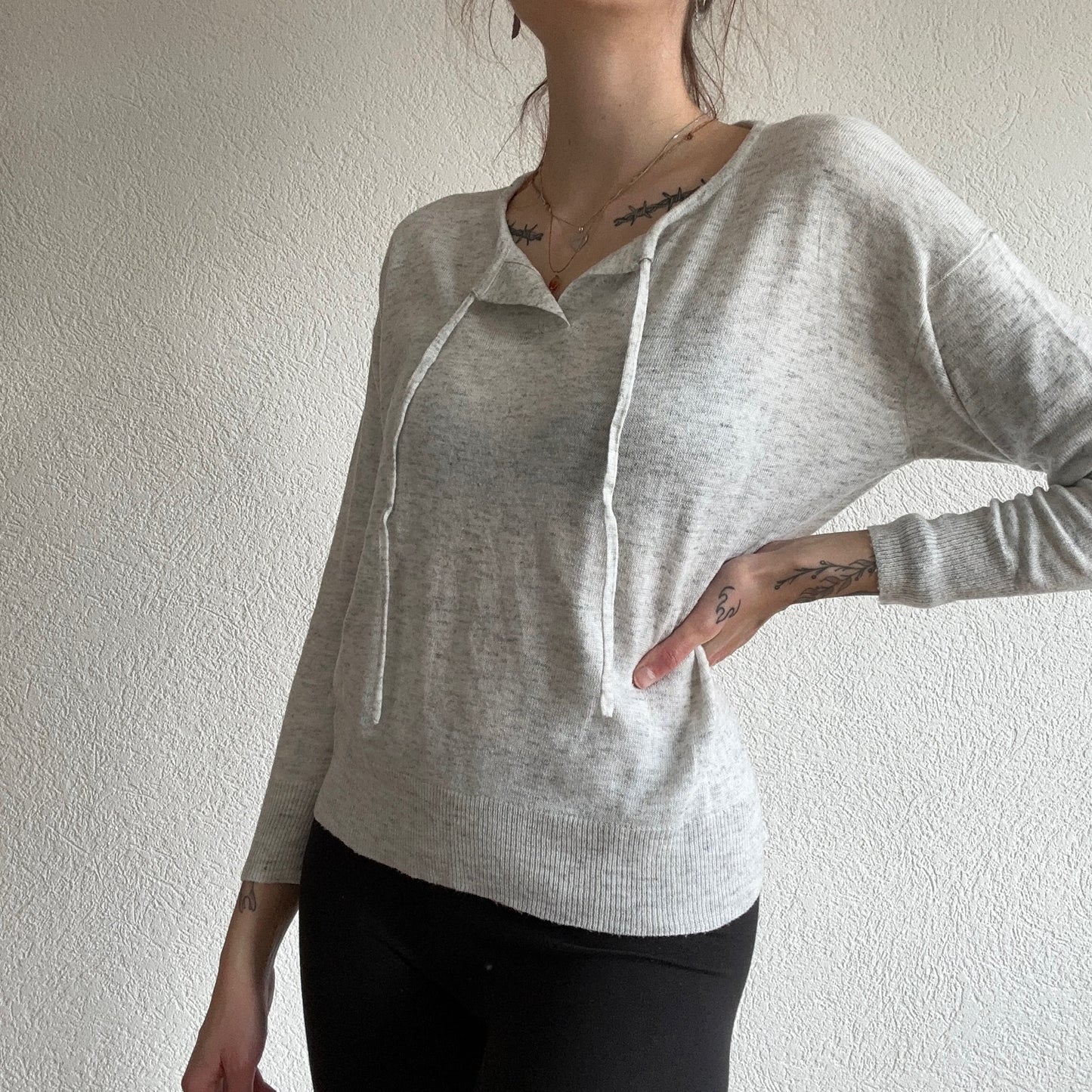 Pull en tricot gris