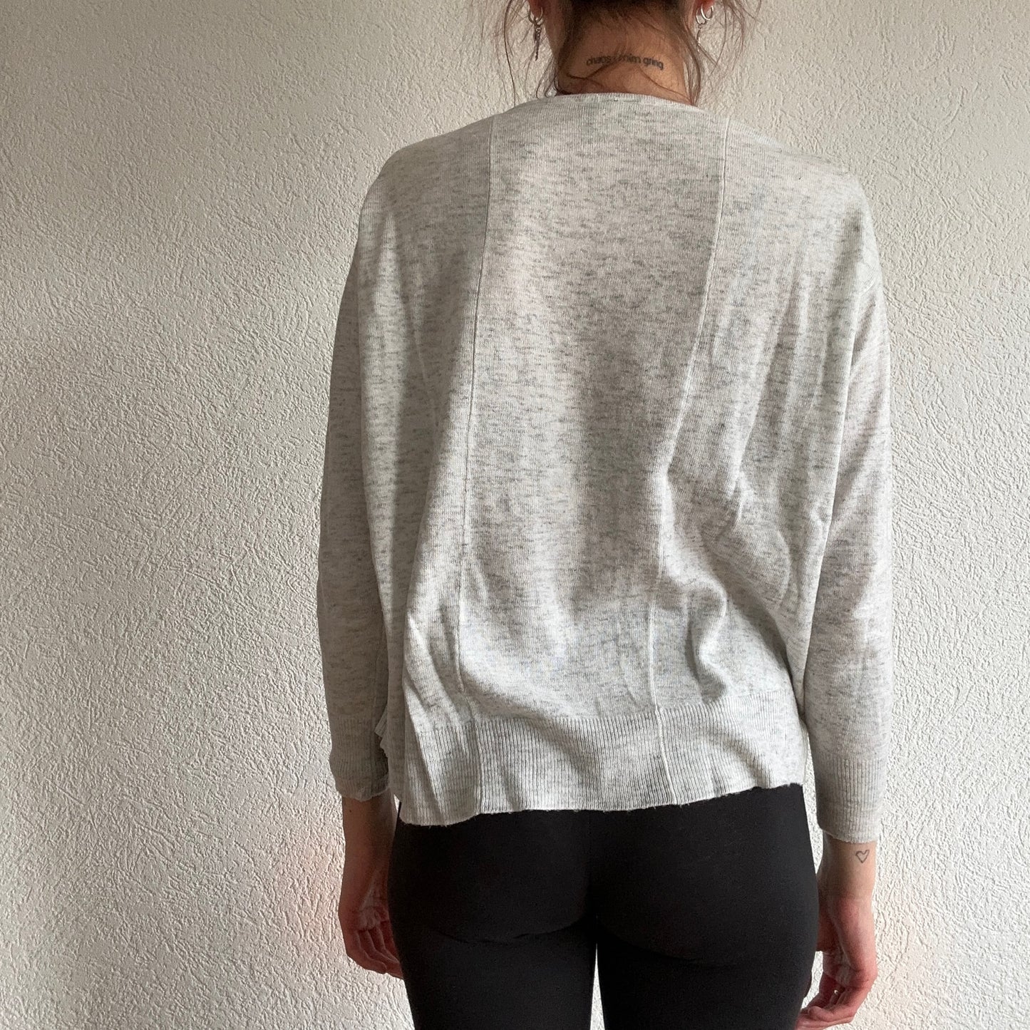 Pull en tricot gris