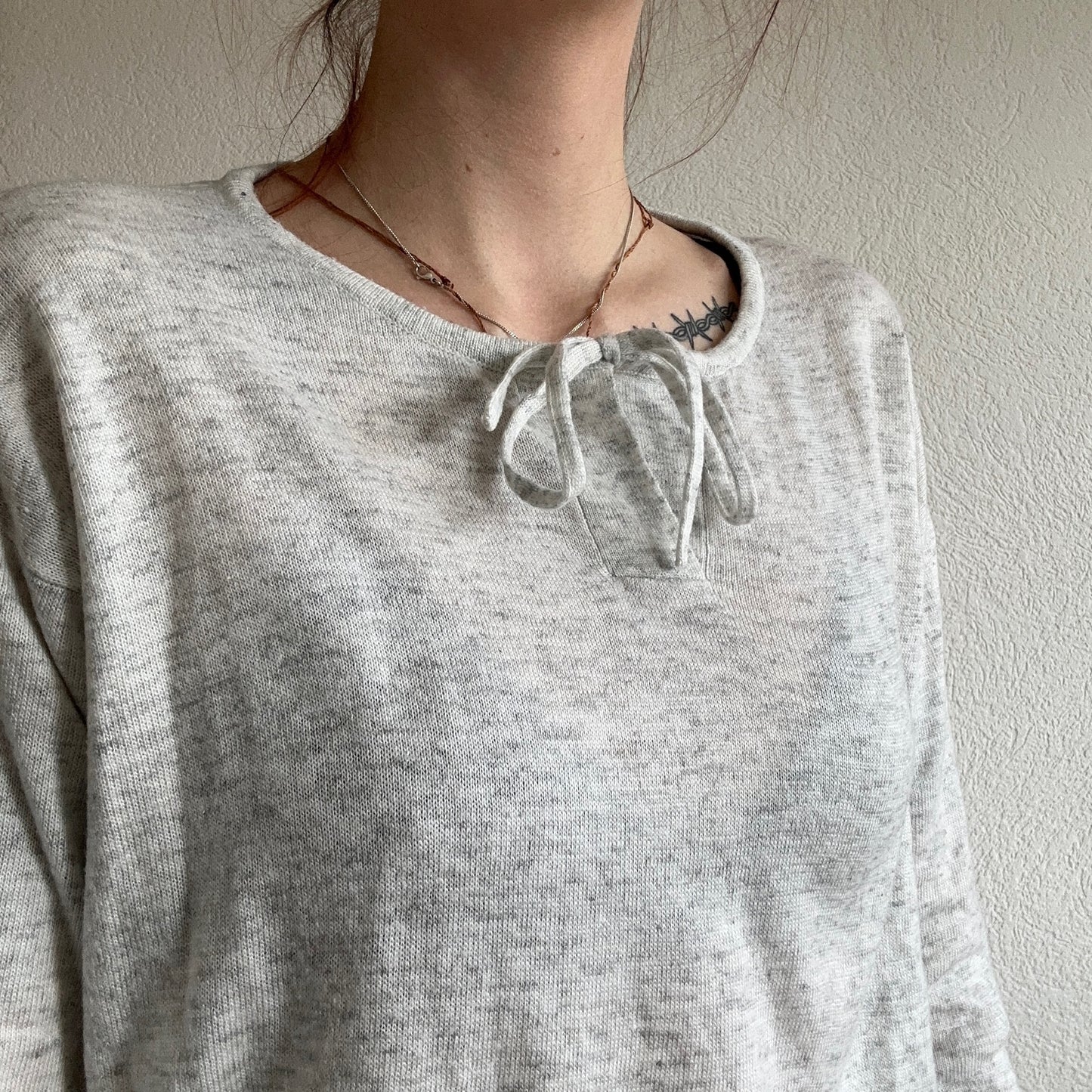 Pull en tricot gris