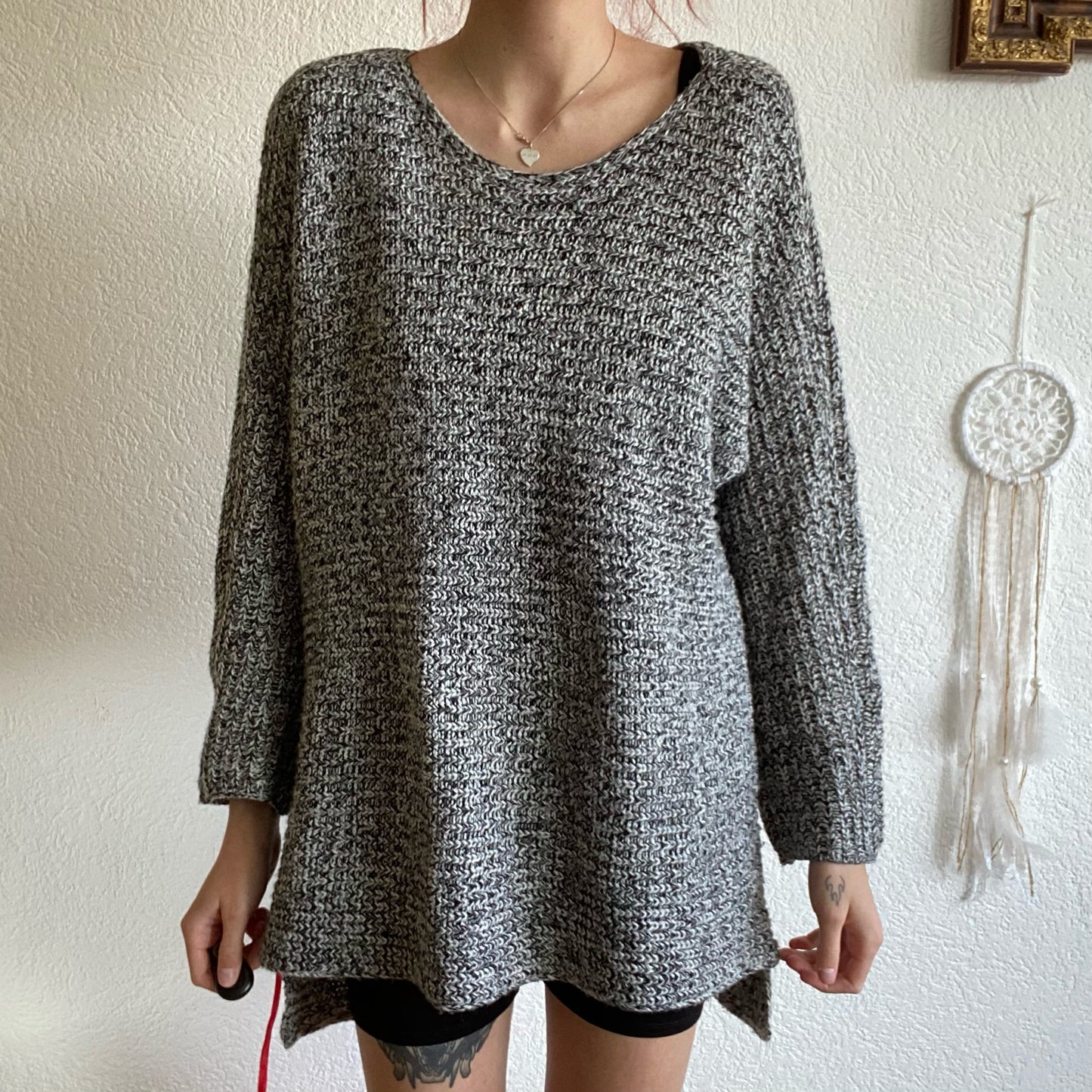 Grauer Strickpullover | Aufbewahrung