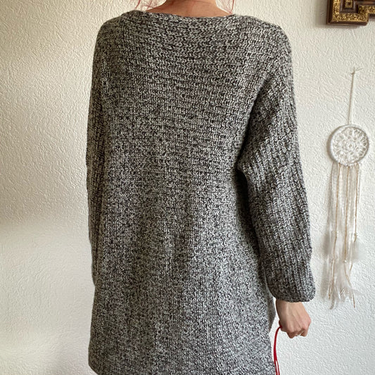 Grauer Strickpullover | Aufbewahrung