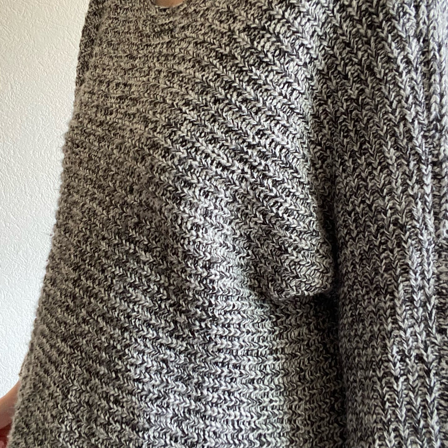 Grauer Strickpullover | Aufbewahrung