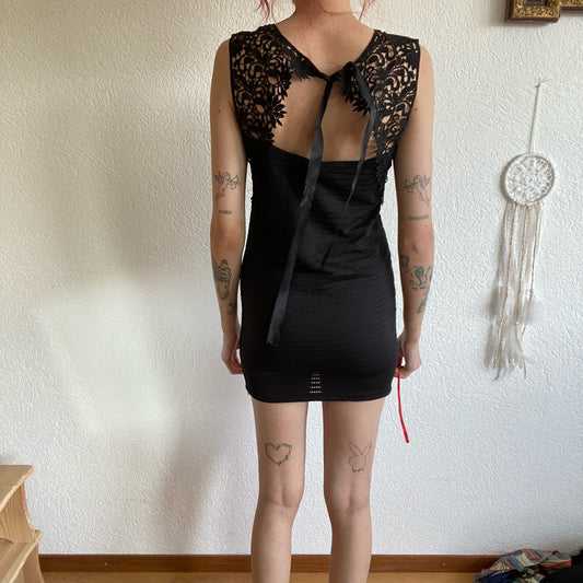 Robe noire avec joli dos en crochet | Bern