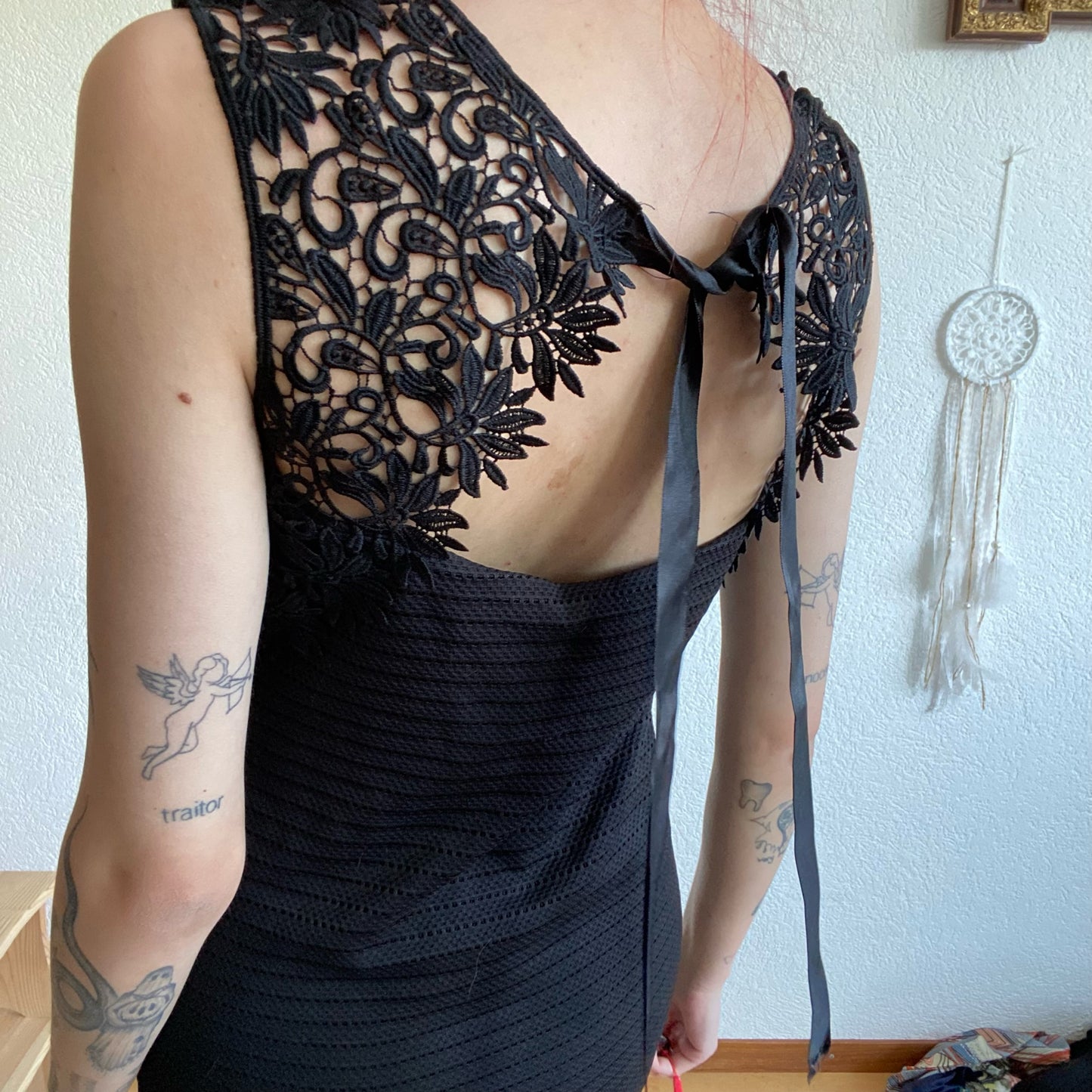 Robe noire avec joli dos en crochet | Bern