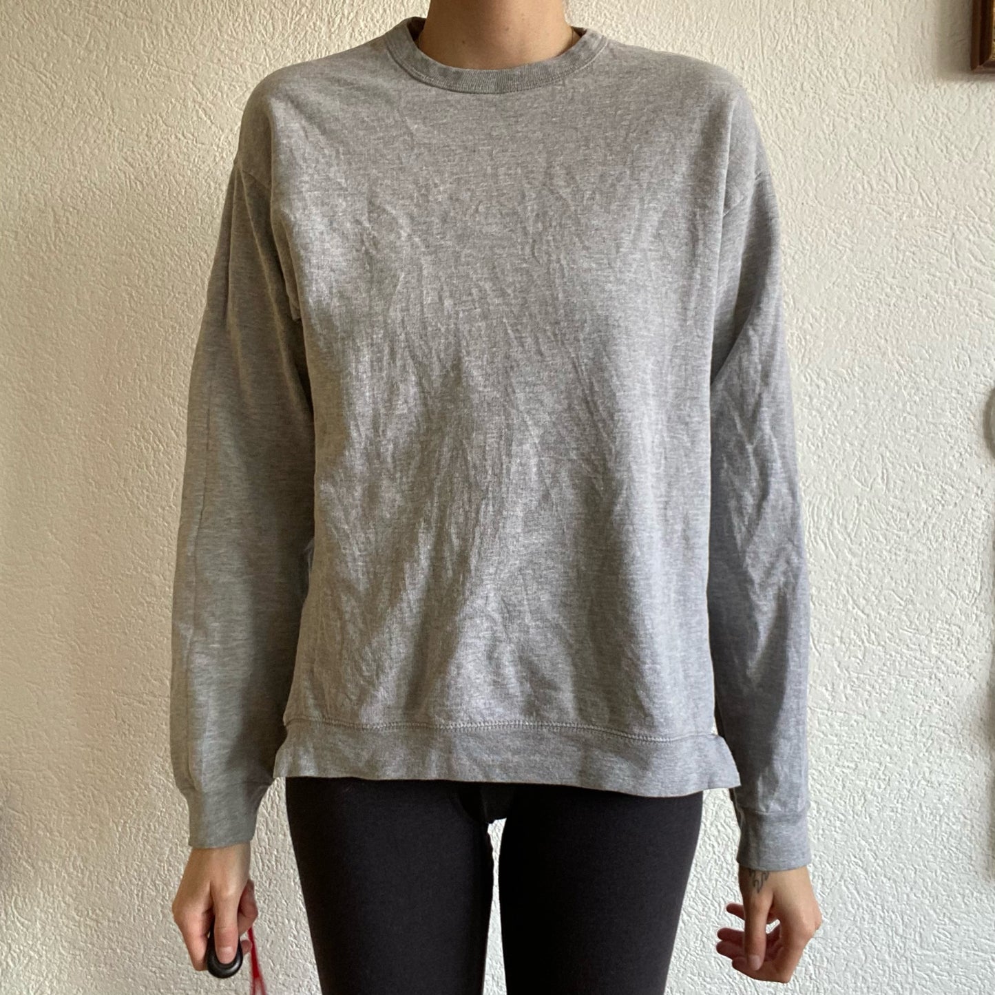 Grauer Pullover