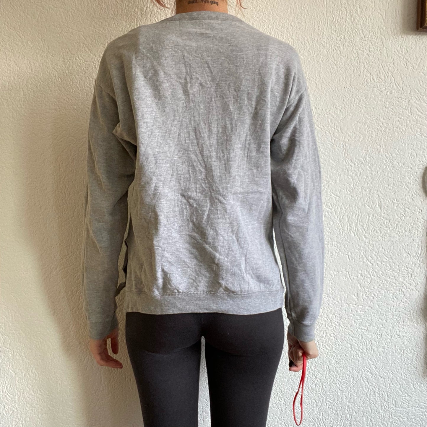 Grauer Pullover