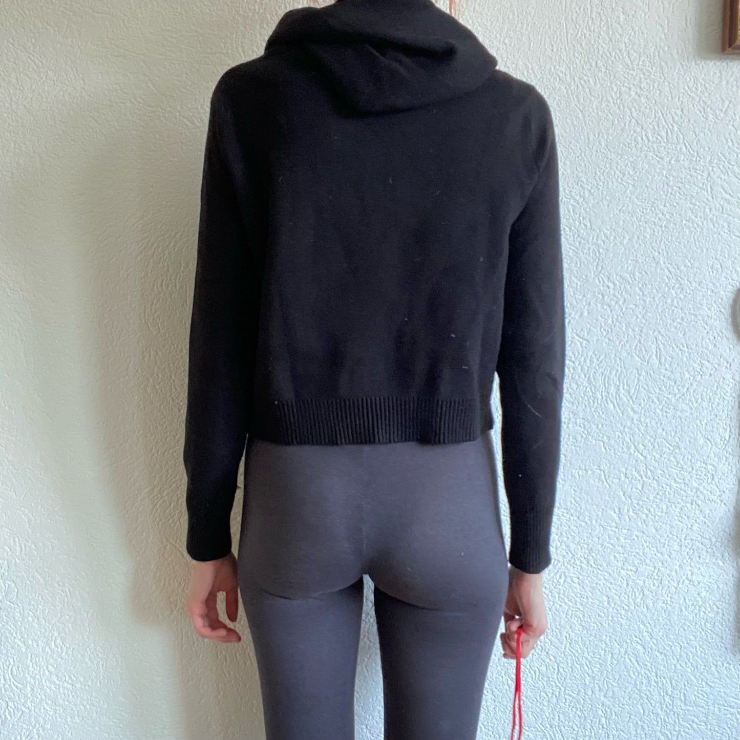 Schwarzer Kapuzenpullover