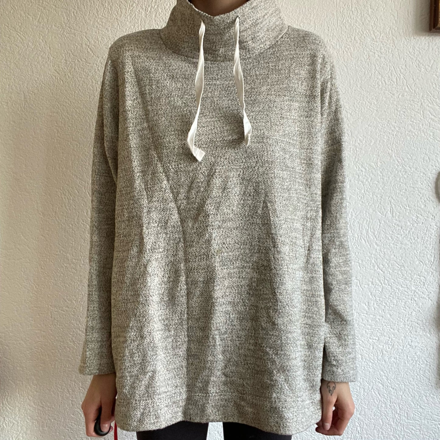 Grauer Pullover