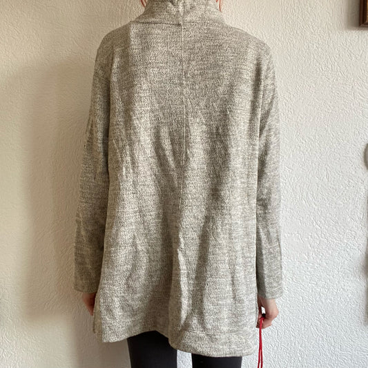 Grauer Pullover