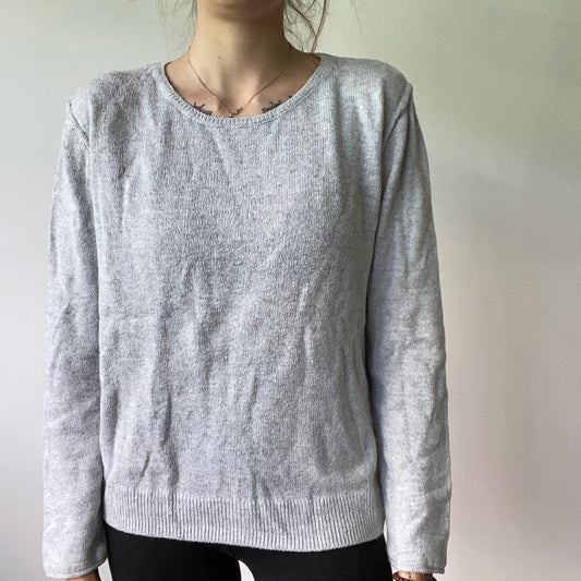 Grauer Strickpullover | Aufbewahrung